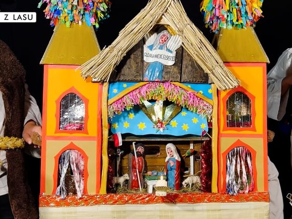 Mała szopka świąteczna - Zespół Roztoka